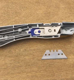 Lee Valley Delphin 2013 Retractable Knife With Holster