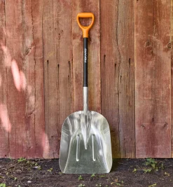 Lee Valley Fiskars Scoop Shovel