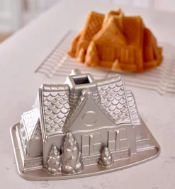 Lee Valley Gingerbread House Bundt Pan
