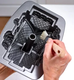 Lee Valley Gingerbread House Bundt Pan