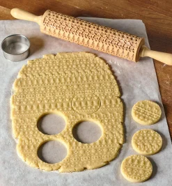 Lee Valley Holiday Sweater Embossing Rolling Pin