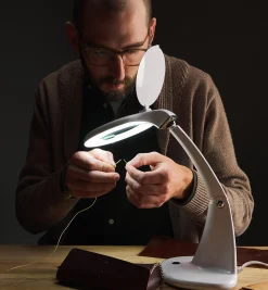 Lee Valley LED Tabletop Magnifying Lamp