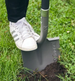 Lee Valley Long-Handled Round-Point Shovel
