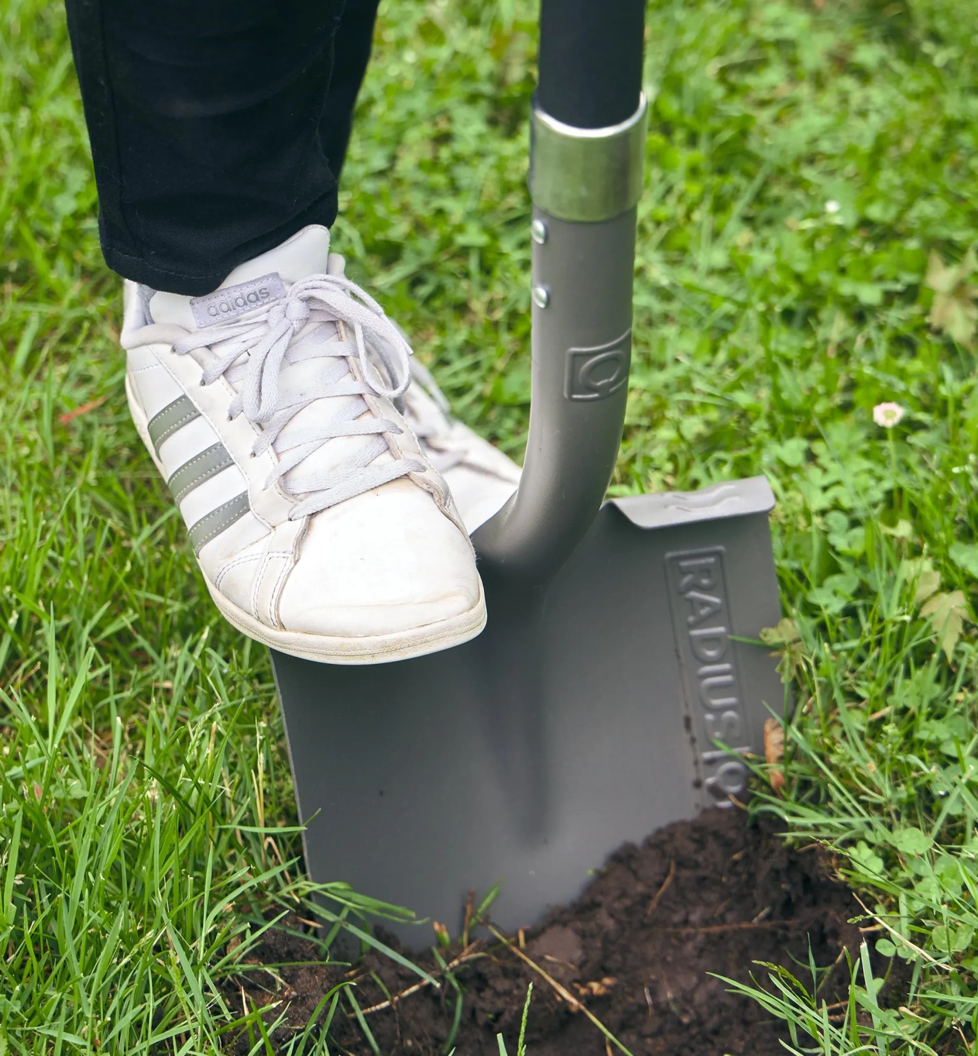 Lee Valley Long-Handled Round-Point Shovel
