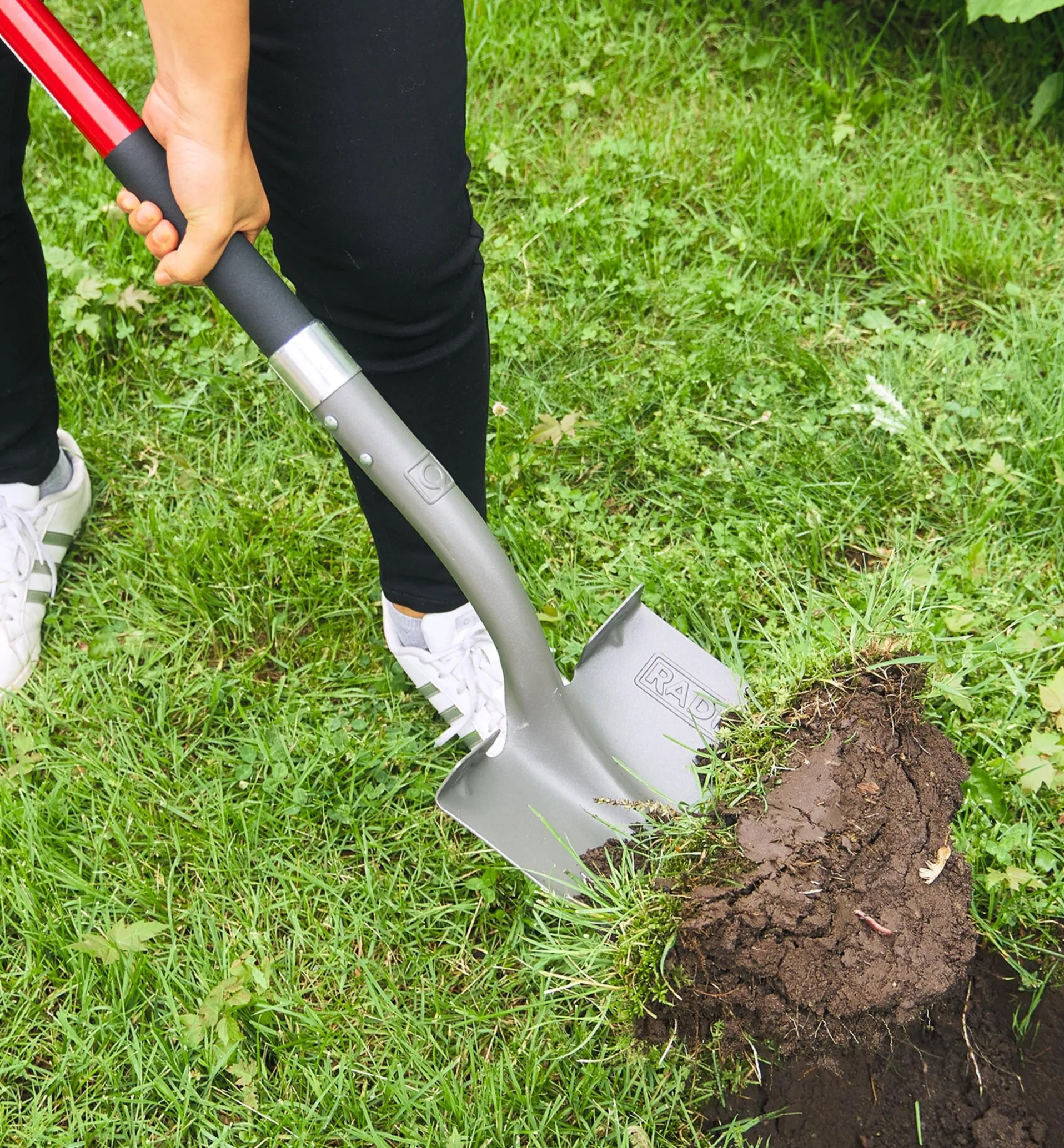 Lee Valley Long-Handled Round-Point Shovel