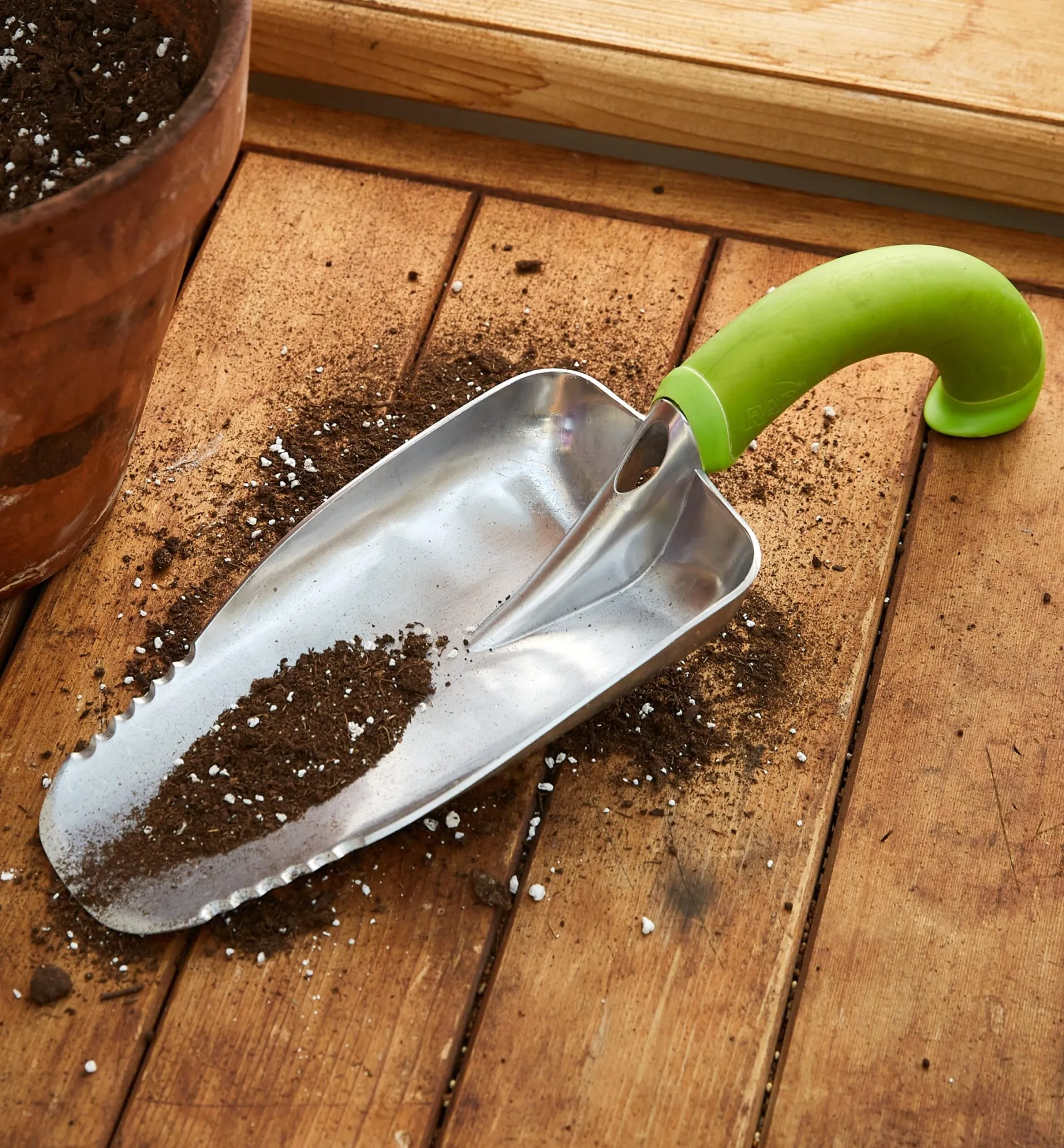 Lee Valley Radius Ergonomic Soil Scoop