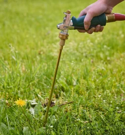 Lee Valley Water-Powered Weeder